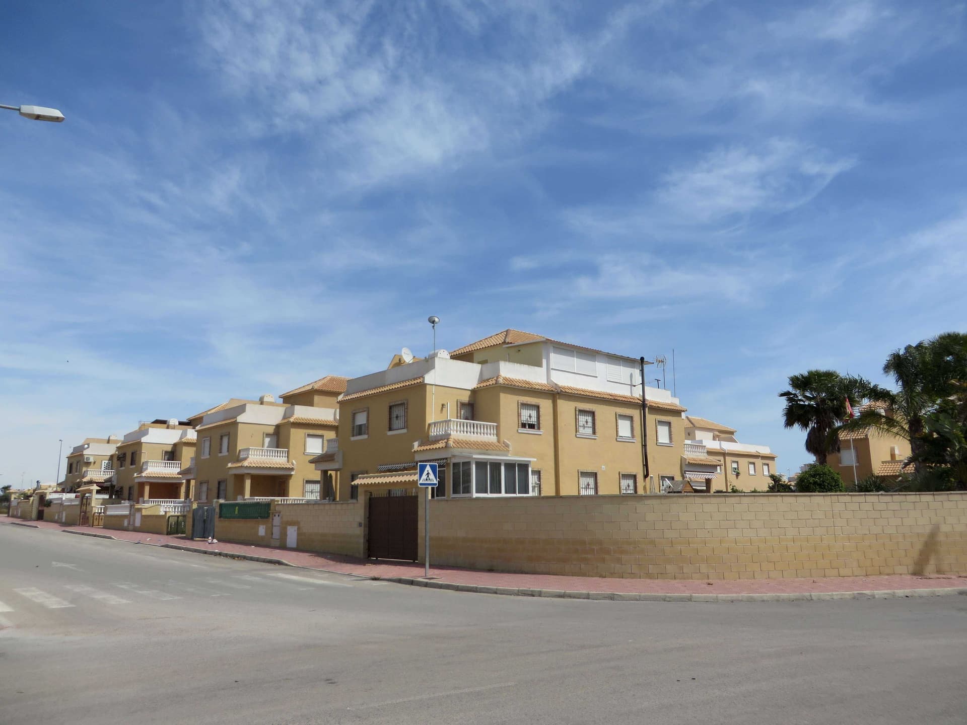 FINCA 20.423 (Reg. Prop. de Almoradí): URBANA. NUMERO SESENTA.- Vivienda dúplex, tipo A, comercial número 60 de la parcela R 8a.b, que forma parte del deominado "RESIDENCIAL LO MARABU OESTE" sito en Rojales, del Plan Parcial del Sector SN/8 "Lo Marab - Imagen 1
