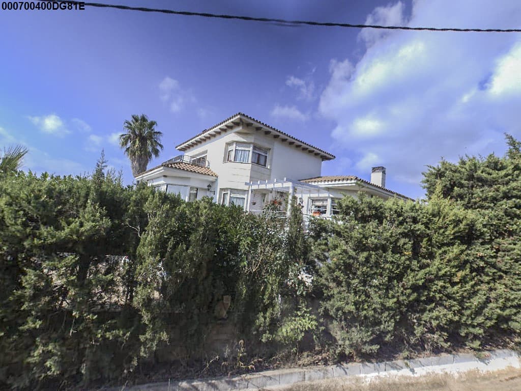 VIVIENDA UNIFAMILIAR AISLADA, sita en el término municipal de Blanes, lugar llamado “Turó d'en Beya” y “Can Tirons”, hoy Disseminat, 98-B, que se compone de planta semisótano, planta baja y planta bajo-cubierta, con una superfície total construída de