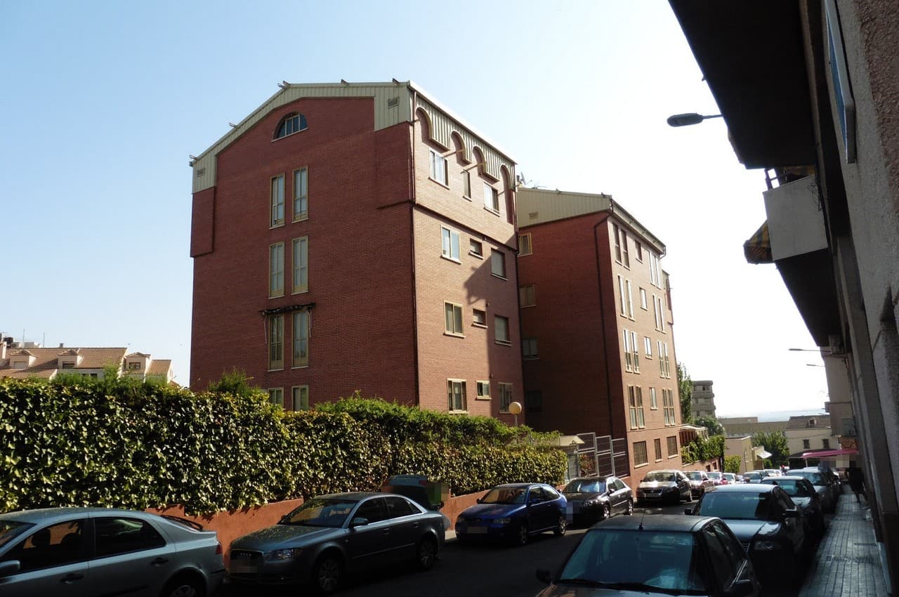 URBANA: NUMERO DIECISÉIS.- PISO TIPO E en planta cuarta del edificio " Los Álamos", sito en Jaén, calle Rey Alí, número 2, Polígono 1 del PGOU de Jaén, con una superficie útil de setenta y siete metros noventa y cinco decímetros cuadrados. Se compone