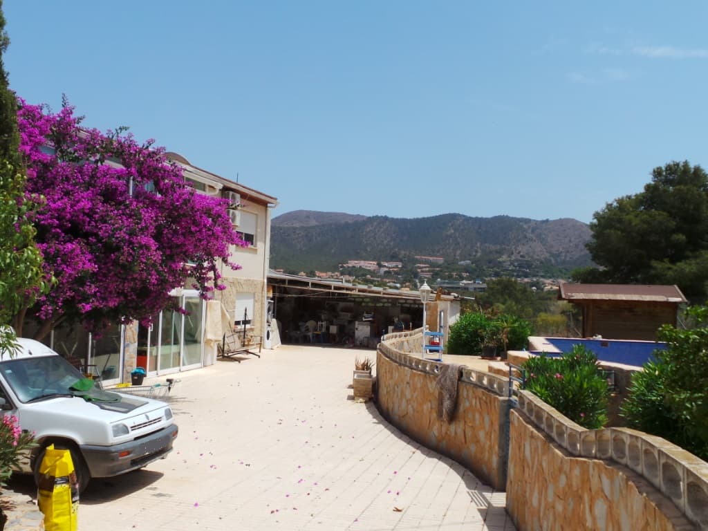 VIVIENDA CHALET EN BENIDORM PARAJE ARMANELLO CONSTA DE DOS PLANTAS SIENDO LA SUPERFICIE TOTAL CONSTRUIDA DE DOSCIENTOS CINCO METROS CUADRADOS