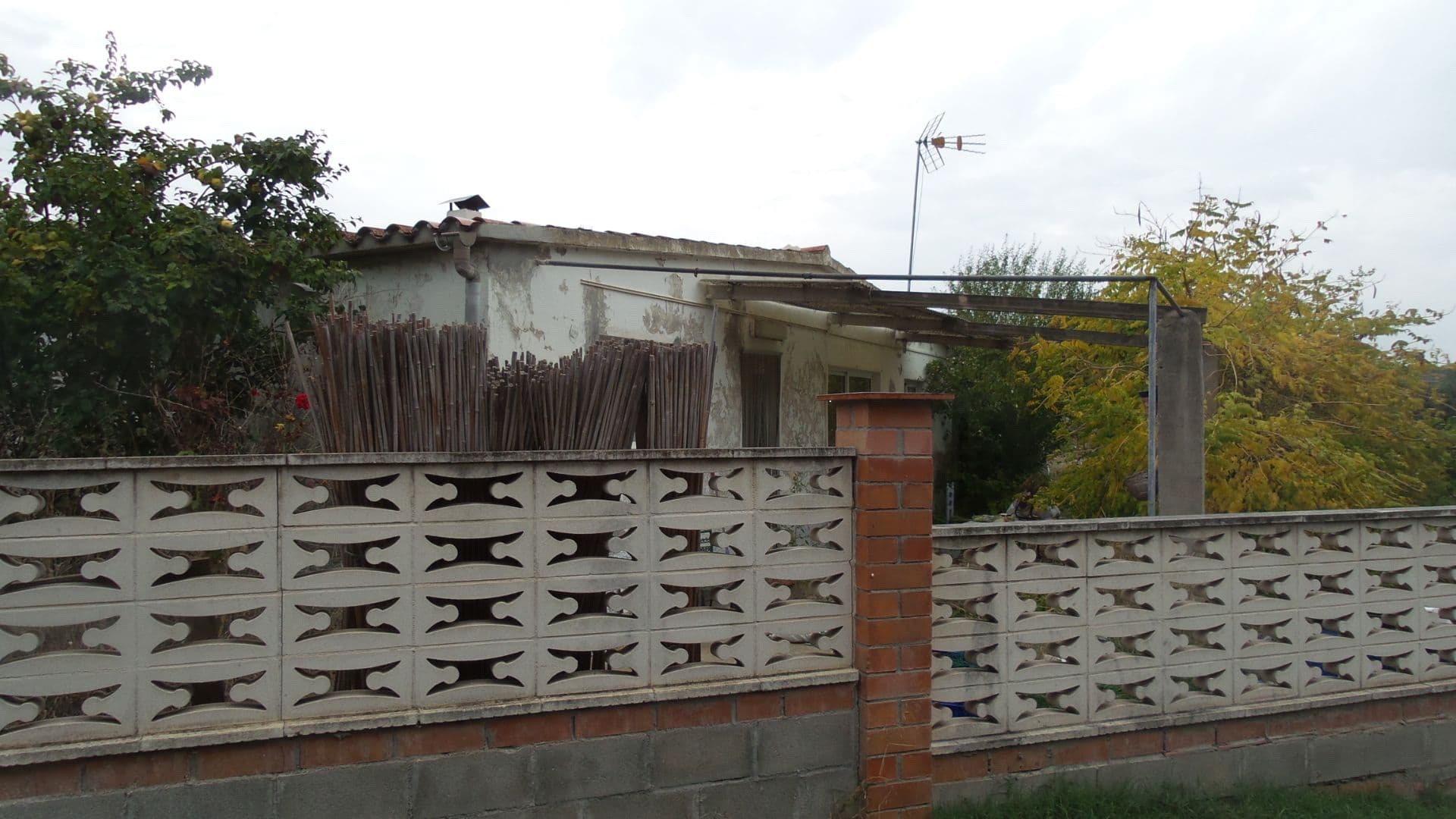 URBANA. Vivienda unifamiliar aislada, compuesta de planta baja, sin número de gobierno en la calle sin nombre de la Urbanización Riera de Can Bargalló. La edificación tiene una superficie de sesenta y seis metros cuadrados y está destinada a vivienda - Imagen 1