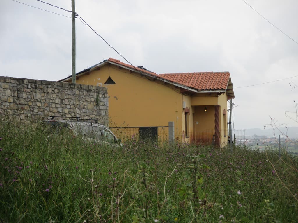 Terreno de prado, llamado ¿El Manso¿ sito en término de su nombre, parroquia de San Juan de Villa, concejo de Corvera de Asturias, cabida de doce áreas cincuenta y ocho centiáreas, que linda Norte, Campo de la Iglesia y herederos de Perfecto Puente P