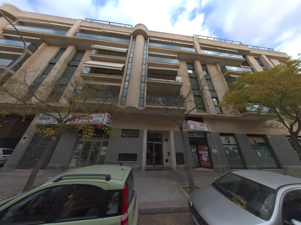 FINCA 80.161. Descripción: Urbana. Numero catorce de orden. Local de la planta baja identificado en planos del Proyecto con el número 14, con fachada a la calle Josep d'Oleza, por la que tiene acceso. Forma parte de un edificio señalado con los númer