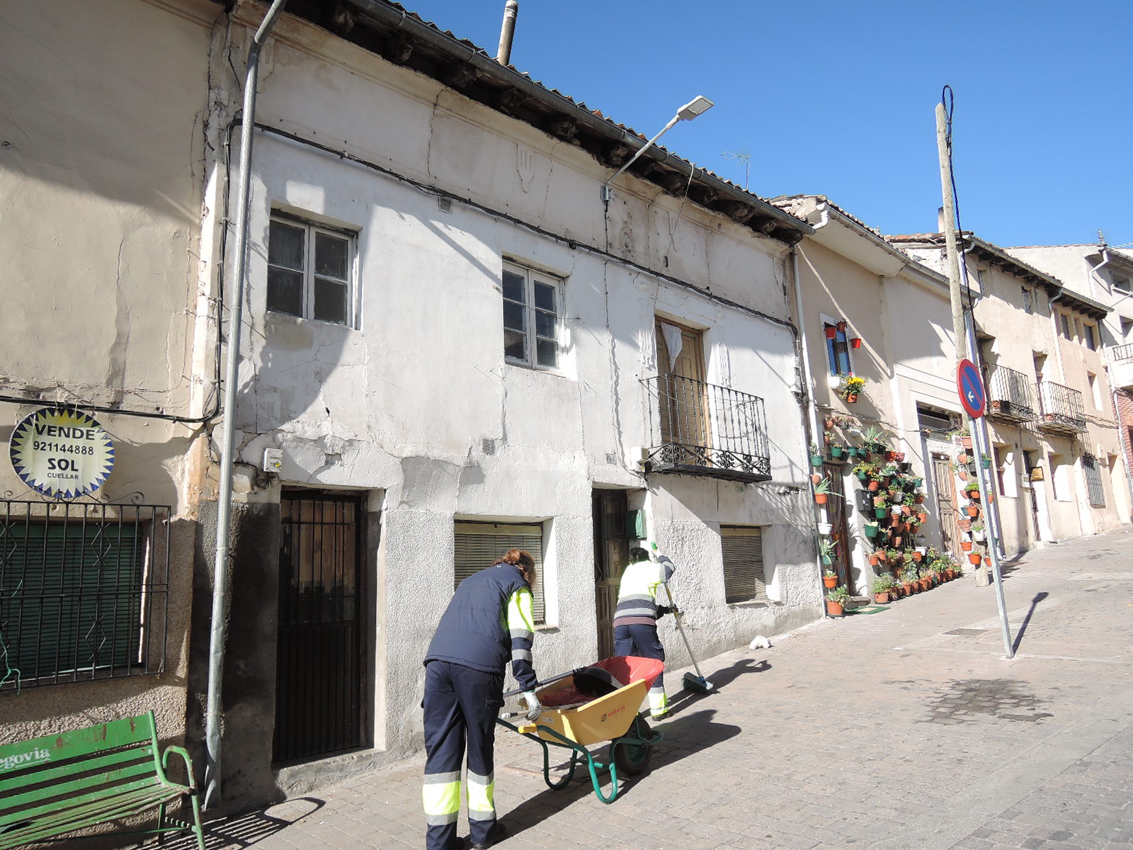 CASA en la calle Cogeces números 25 y 27. Tiene una superficie de 132,50 metros cuadrados. Consta de piso bajo, alto y corral, con varias habitaciones cubiertas. La casa tiene de fachada 8 metros lineales. Ocupa todo ello una superficie de 132,50 met - Imagen 1