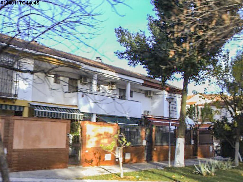 Vivienda unifamiliar de dos plantas tipo F, señalada con el número 517, Urbanización Jardín del Edén, hoy calle Tigris nº 18, manzana cinco de Sevilla. Tiene una superficie construida de ciento ocho metros cuarenta y seis decímetros cuadrados.
