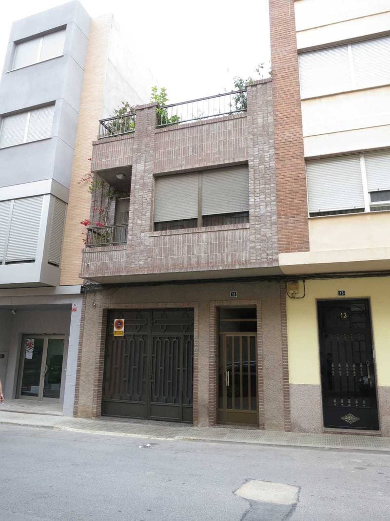 Vivienda familiar entre medianeras, situada en BORRIOL en calle Peiró, número 11, compuesta de planta baja, planta primera y azotea descubierta, con una superficie construida total de doscientos diecinueve metros cuarenta y siete decímetros cuadrados - Imagen 1