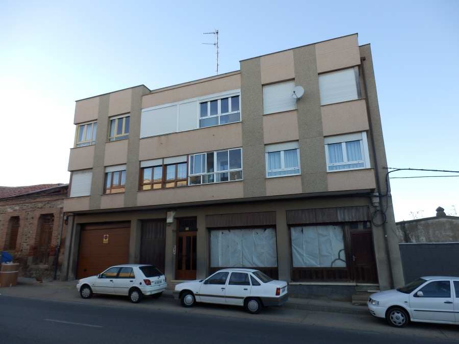 URBANA: DEPARTAMENTO NÚMERO UNO. LOCAL COMERCIAL Y NAVE, en término de La Bañeza, en la calle General Mola, número 16 (Hoy Avenida Portugal numero 16). Referencia catastral: 0169037TM6806N0001JR.Figura inscrita en el Registro de la Propiedad de Valen - Imagen 1