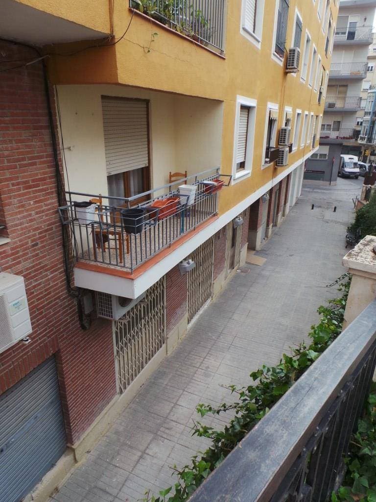 100,00% de Propiedad plena de URBANA.- OCHO.- Local sin tabicar,(VPO: SI), situado en planta primera, en el lado izquierdo de la fachada de la casa sita en Orihuela, y en su Plaza de Caturla, sin número de demarcación, que en su día si lo autoriza el - Imagen 1