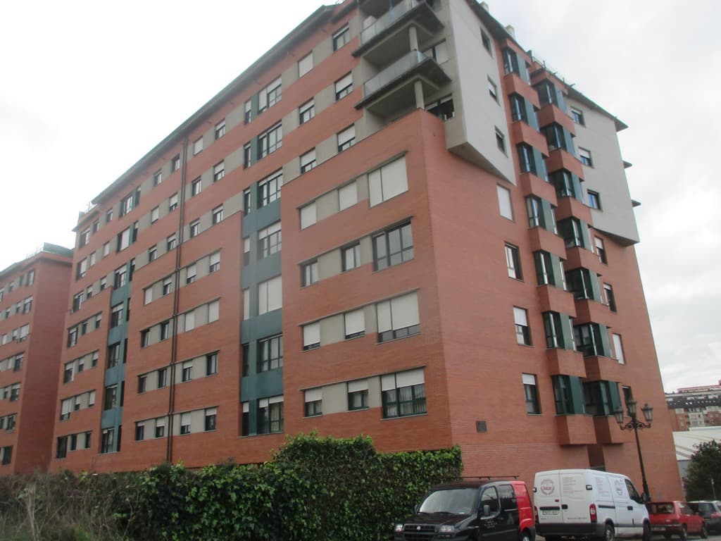 URBANA.- NÚMERO CIENTO DOCE.- Vivienda con sus anejos plaza de garaje y trastero, de la ciudad de Oviedo. Tiene una superficie útil de OCHENTA Y OCHO METROS Y TREINTA Y CUATRO DECÍMETROS CUADRADOS, aproximadamente.