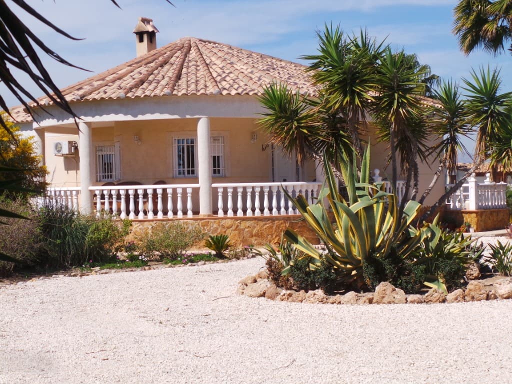 RÚSTICA. FINCA SITA EN CATRAL, EN PARTIDO Y RIEGO DE LA ROBA DEL PALOMAR BAJOS VIVIENDA A , TIENE UNA SUPERFICIE CONSTRUIDA DE 142 M2. TIENE COMO ANEJO EL USO EXCLUSIVO DE UNA PORCION DE TERRENO DE 19 A 93 CA 25 DM DE TIERRA HUERTA - Imagen 1