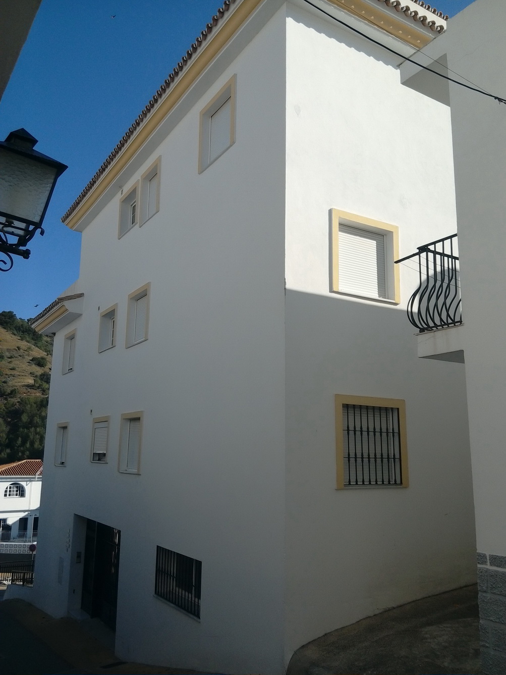 VIVIENDA DEL TIPO 8, UBICADA EN LA PLANTA ÁTICO-2°, DEL EDIFICIO SITO EN LA VILLA DE TOLOX, PROVINCIA DE MÁLAGA, CON ACCESO PRINCIPAL POR LA CALLE ALMENCINO, DONDE NO TIENE NÚMERO DE GOBIERNO, ACTUALMENTE, NÚMERO 1, SEGÚN CATASTRO, TENIENDO TAMBIÉN A - Imagen 1