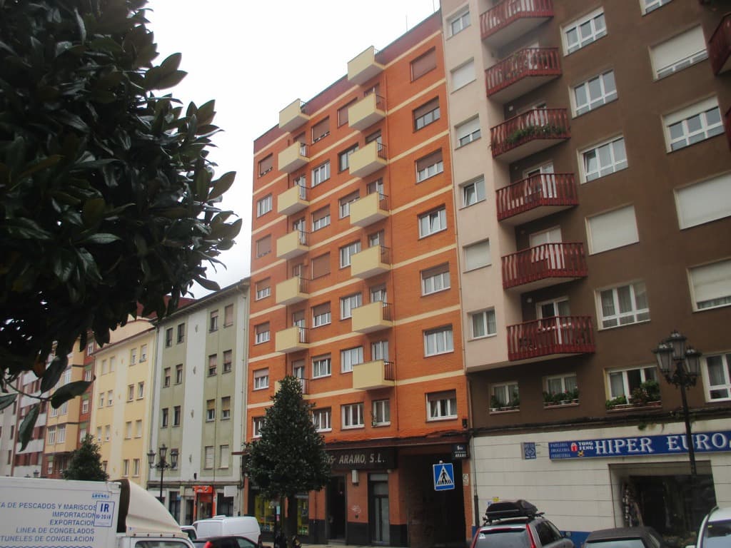 FINCA Nº 13.219: “Finca 2. “NUMERO CINCO. - PISO PRIMERO D, del edificio señalado con el número 24 de la Avenida de Torrelavega, en Oviedo, que consta de vestíbulo, pasillo, comedor, dos dormitorios, cocina, y cuarto de baño, con una superficie útil - Imagen 1
