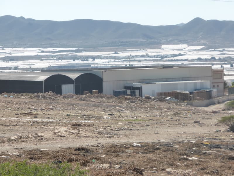 RUSTICA: Hacienda de tierra de secano en el paraje de Campohermoso, término de Níjar, de estado montuoso, pedregales y de cuarta categoría, con una superficie de una hectárea, noventa y cuatro áreas, veinticinco centiáreas, cincuenta decímetros cuadr - Imagen 1