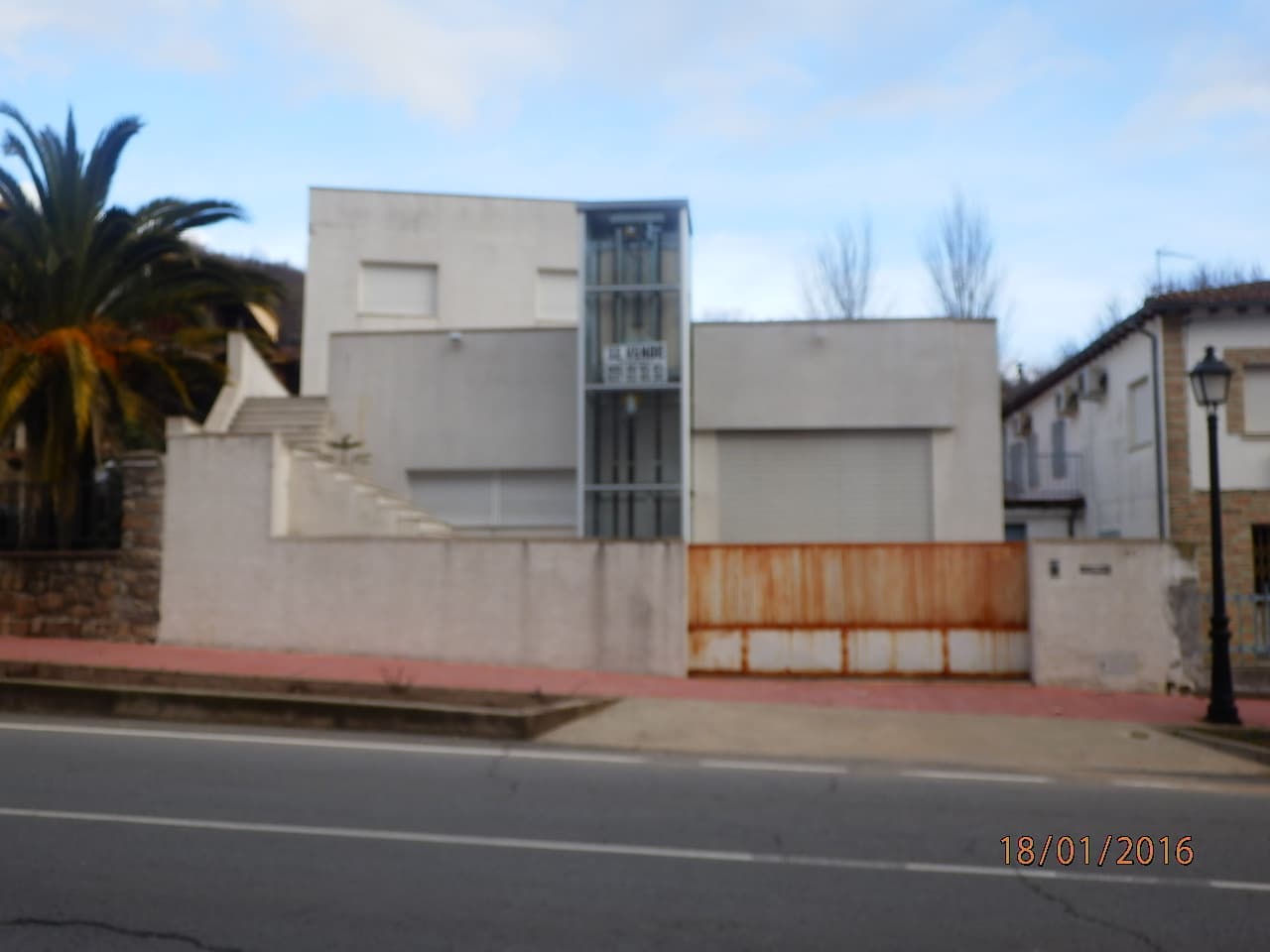URBANA .-VIVIENDA UNIFAMILIAR con dos trasteros adheridos a la misma, sita en la Avenida de la vera , numero 50, hoy 42 de la población de Villanueva de la vera ( Cáceres ). Está construida Sobre un solar de CUATROCIENTOS OCHO METROS CUADRADOS ( 408 - Imagen 1