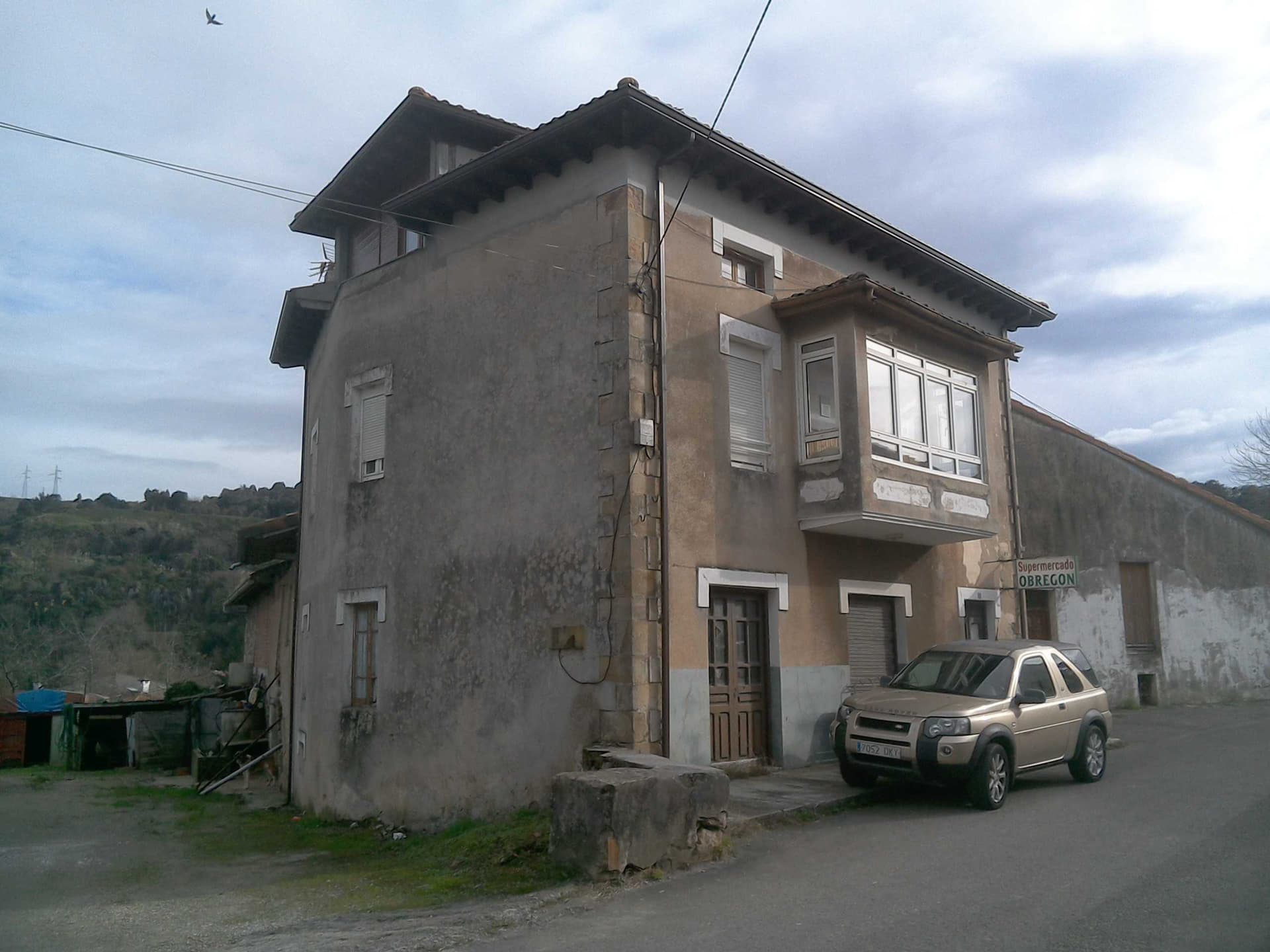 La primera planta, destinada a vivienda, ocupa una superficie construida de noventa y siete metros cuadrados y consta de entrada, distribuidor, salón comedor, comedor, cocina y tres dormitorios, más diecisiete metros cuadrados que ocupa el acceso a d - Imagen 1