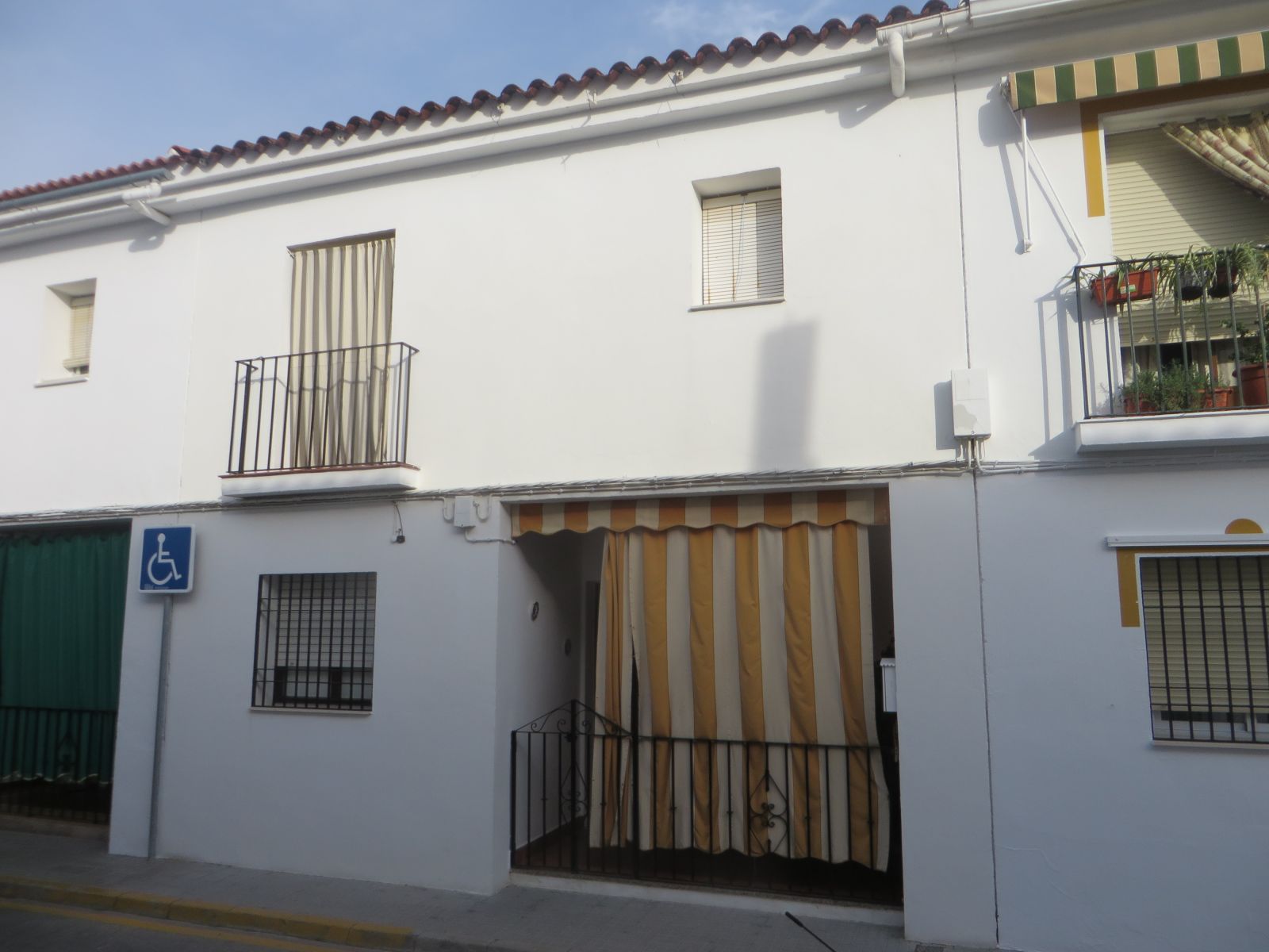 La finca registral nº 6042, inscrita en el Registro de la Propiedad de Cabra, tomo 780, libro 120, folio 36, siendo su descripción la siguiente: URBANA.- NÚMERO ONCE.- Vivienda unifamiliar señalada con el número veintiuno perteneciente al conjunto de - Imagen 1