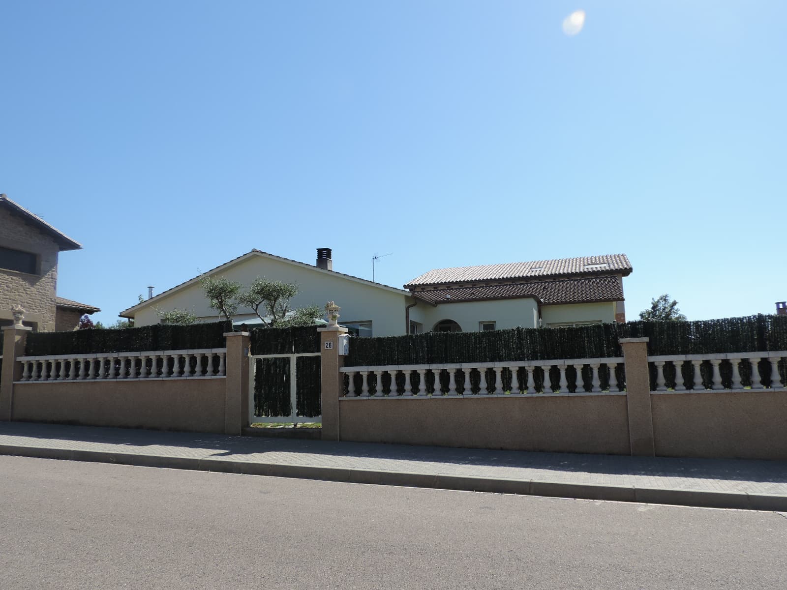 URBANA, casa, assenyalada amb el número 26 del carrer del Duc, del conjunt «Residencial Olius», del mateix terme d’Olius, que consta de planta baixa – garatge de trenta-sis amb vint-i-vui metres quadrats construïts tancats, i habitatge de cent quaran - Imagen 1