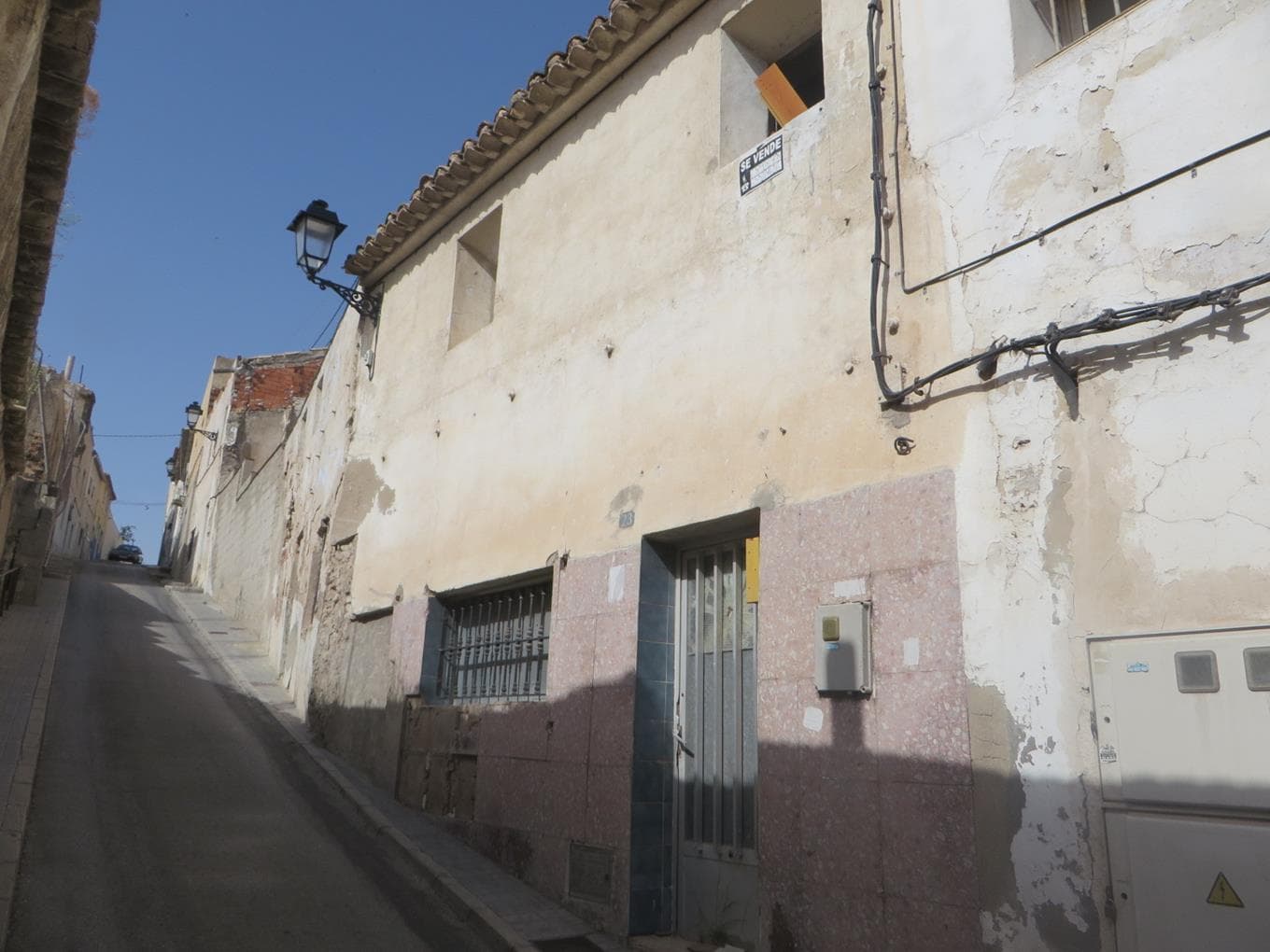 100,00% de Propiedad plena de Casa en Sax, calle Picayo, número 23. Tiene una superficie de treinta y tres metros cuadrados, y linda derecha entrando, Encarnación Martínez Azorín; izquierda, casa de Juan Plá y detrás con la peña del Castillo. Estado - Imagen 1