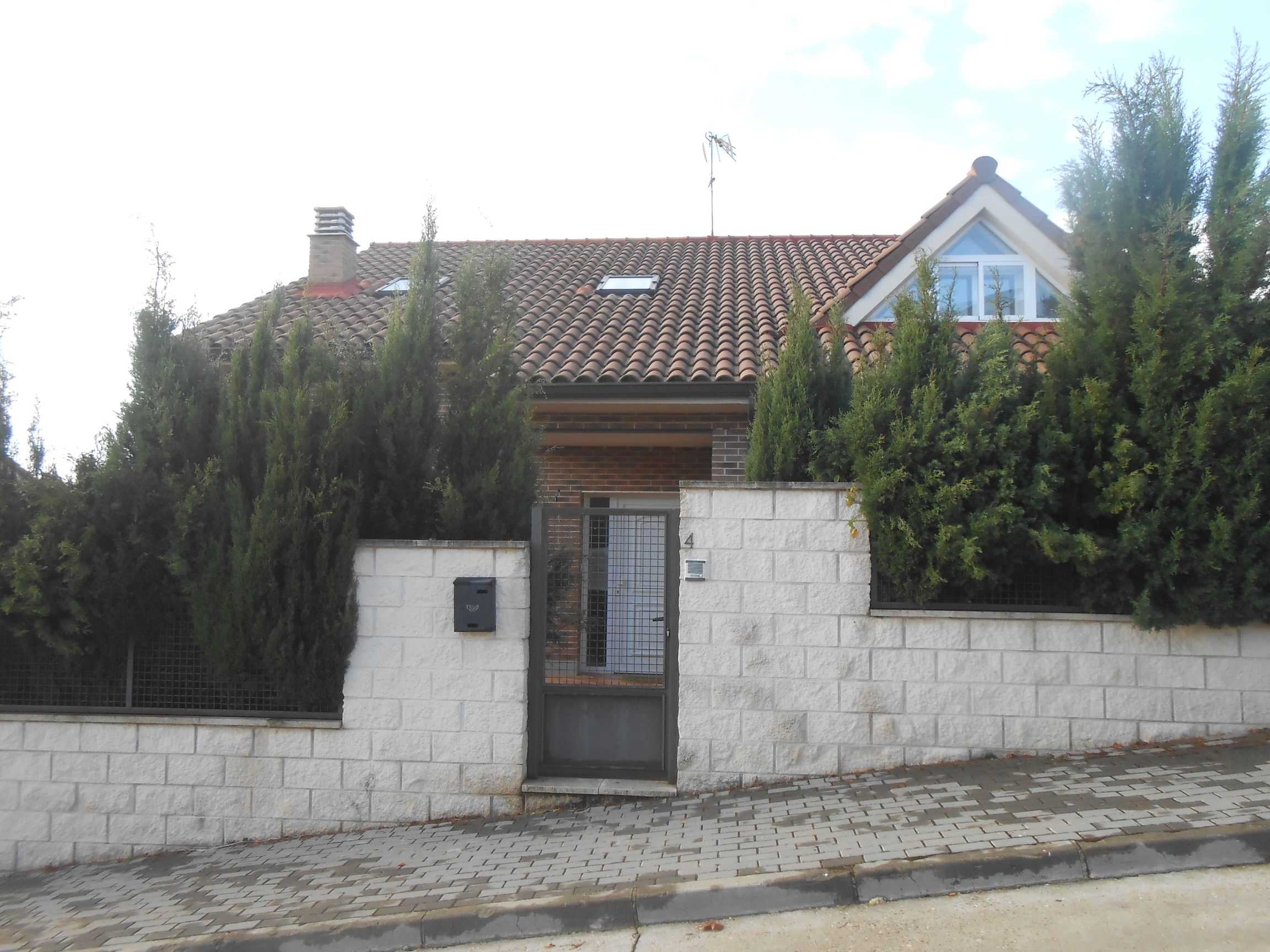 URBANA. ¿ Parcela de terreno identificada en el plano con el n.º127, con frente a la calle Abedul n.º 4. Que forma parte del polígono 12 de Suelo Urbanizable Residencial ¿Urbanización La Campiña II¿. En Término municipal de Cabanillas del Campo(Guada - Imagen 1