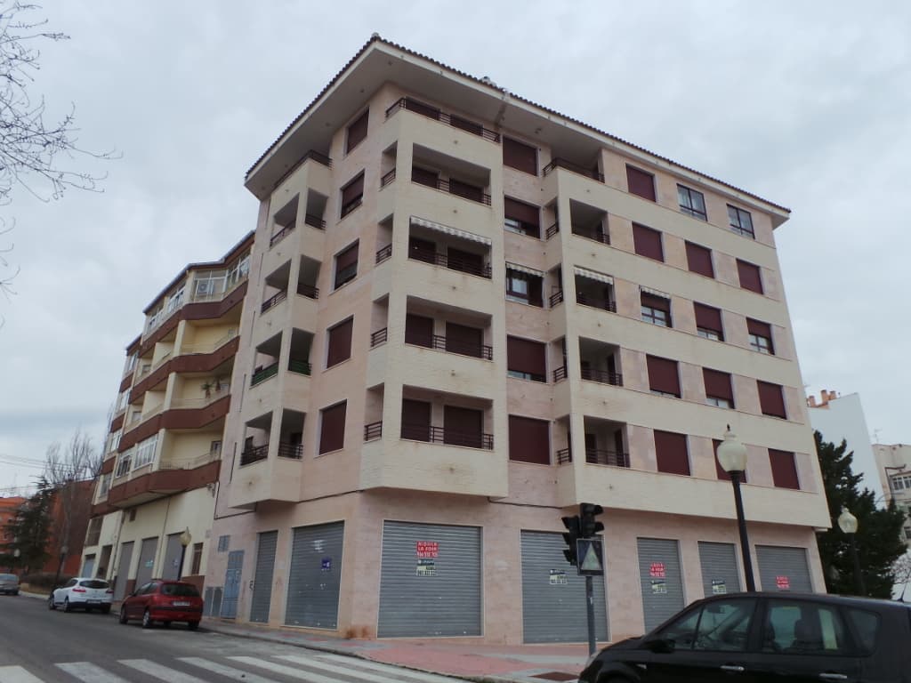 Finca: 20520 / 25, DE IBI, CRU: 03011000754159. Tipo: Garaje. URBANA: UNA PARTICIPACIÓN INDIVISA DE DOS ENTEROS Y VEINTIUNA CENTÉSIMAS POR CIENTO de la ENTIDAD NÚMERO UNO, local sótano del edificio en Ibi, en la Avenida Juan Carlos I, esquina a la Av - Imagen 1