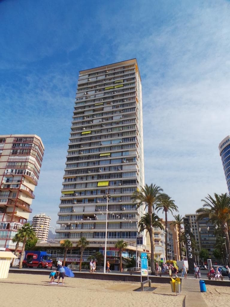 URBANA: NUMERO CINCUENTA Y CINCO DE ORDEN GENERAL. Apartamento puerta número ciento treinta y uno, situado en la décimo tercera planta de apartamentos o decimosexta del edificio denominado TORRE COBLANCA, en este poblicacion de Benidorm, avenida Alco