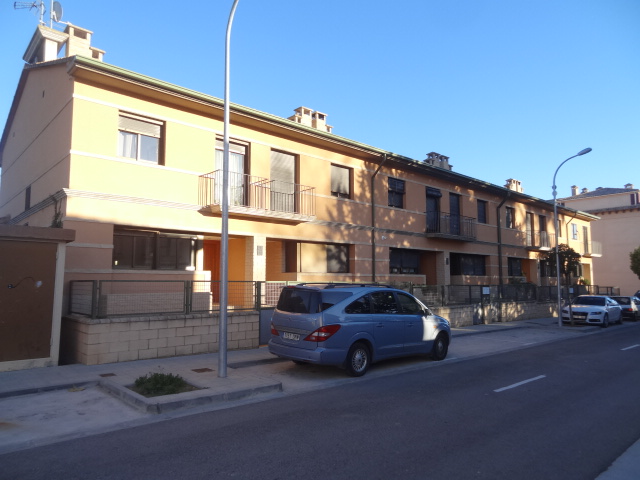 Vivienda dúplex en Calle Progreso s/n (núm. 1 según Catastro) de Ayerbe, que se desarrolla en planta baja y planta primera, señalada con el núm. 2. Anejos: Trastero núm. 2 en planta semisótano, superficie ajardinada de acceso en su frente y terraza p - Imagen 1