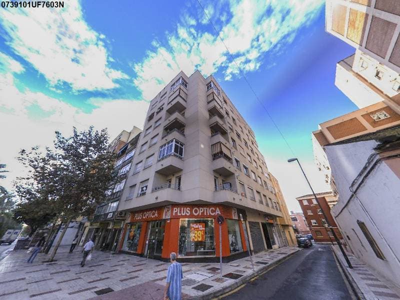 Local comercial designado con la letra B, en planta baja. Es el situado a la derecha del portal, mirando la edificación por calle Iznate. Tiene una superficie construida de 158,81 metros cuadrados, sin distribución interior. Linda. frente, calle Izna - Imagen 1