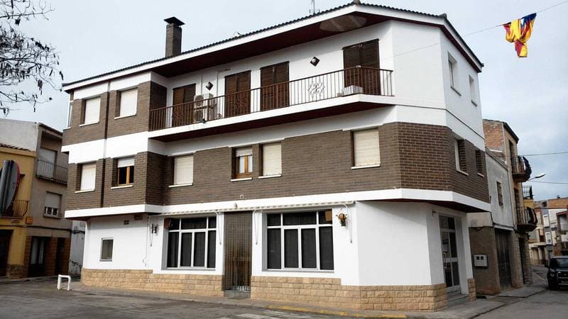 SOLAR situado en VILANOVA DE BELLPUIG, en la Plaça de Pau Casals; de superficie ciento diez metros y nueve decímetros cuadrados. Sobre este solar es construyó una VIVIENDA UNIFAMILIAR, que consta de planta baja, distribuida en zaguán, hueco de escale - Imagen 1