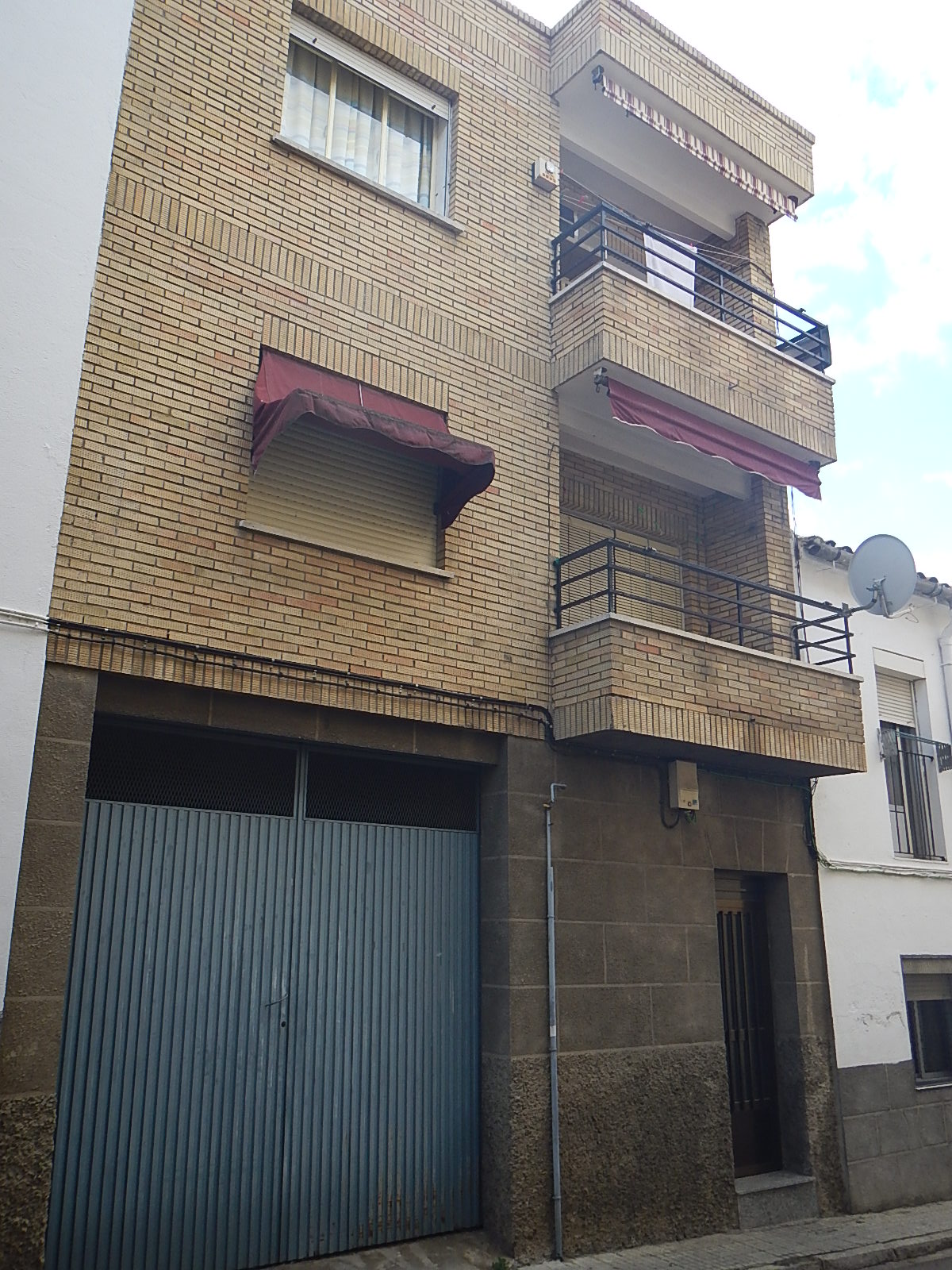 FINCA REGISTRAL Nº 9.837 DESCRIPCION: URBANA Nº 3- Vivienda de la planta primera del edificio sito en Coria, en la calle Santa Vicenta nº 4. Tiene una superficie de 85 metros cuadrados.