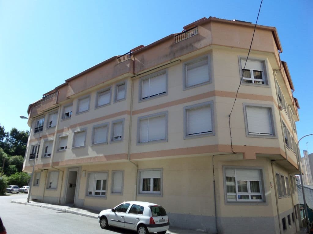 NÚMERO DIECIOCHO. VIVIENDA tipo A en la planta BAJA de un edificio sito en la confluencia de la rúa da Canteira y la rúa Valle Inclán de la ciudad de Ribeira, que ocupa la superficie construida aproximada de NOVENTA Y CUATRO METROS TREINTA Y CINCO DE - Imagen 1