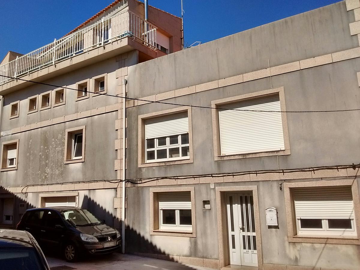 URBANA.- EDIFICIO destinado a VIVIENDA UNIFAMILIAR, señalado con el número trece de la Rúa dos Cons, Barrio de Pedra Cerrada, municipio de A Illa de Arousa, que consta de: a) Planta baja, dividida en un local destinado a garaje, vestíbulo distribuido - Imagen 1