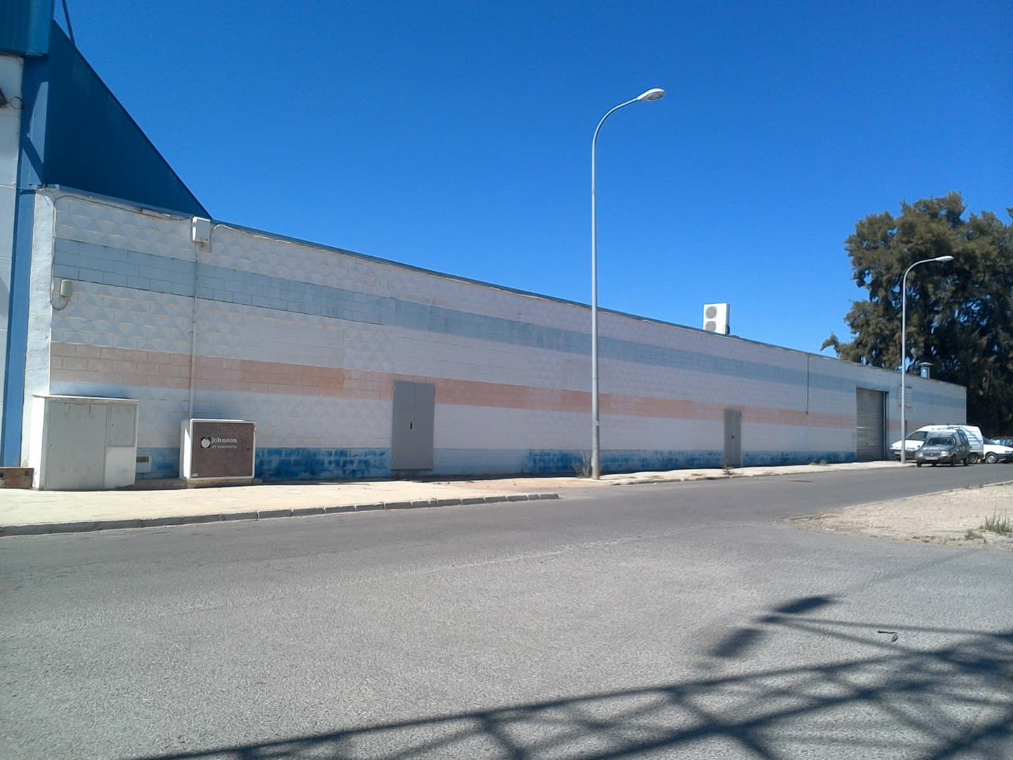 Urbana. Nave industrial, sita en Peñarroya Pueblonuevo, Polígono Industrial "Los Pinos" parcela número dieciocho, Manzana D; con una extensión superficial de ochocientos sesenta y ocho metros cuadrados, todos construidos. Linda: por su derecha entran - Imagen 1