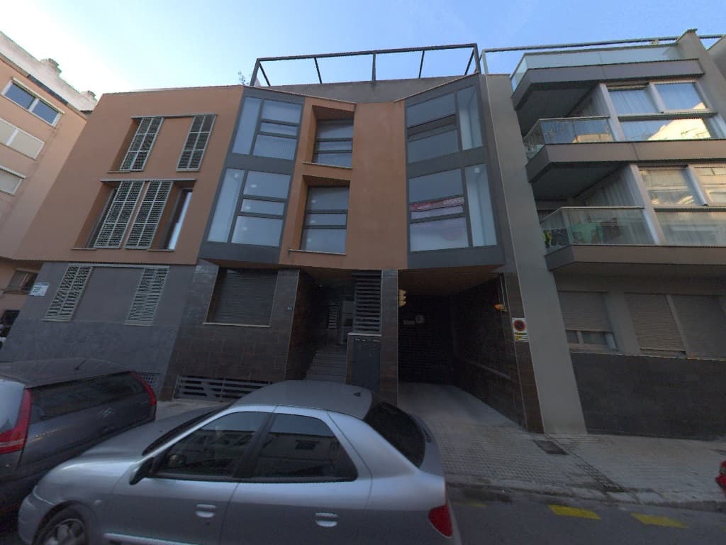 número diez de orden. - Vivienda piso segundo letra E, con acceso por el zaguán general del edificio número 35 de la calle Alférez Gralla Lladó y su escalera. Se desarrolla en la modalidad de dúplex en piso segundo, donde tiene su 2 única puerta de e - Imagen 1