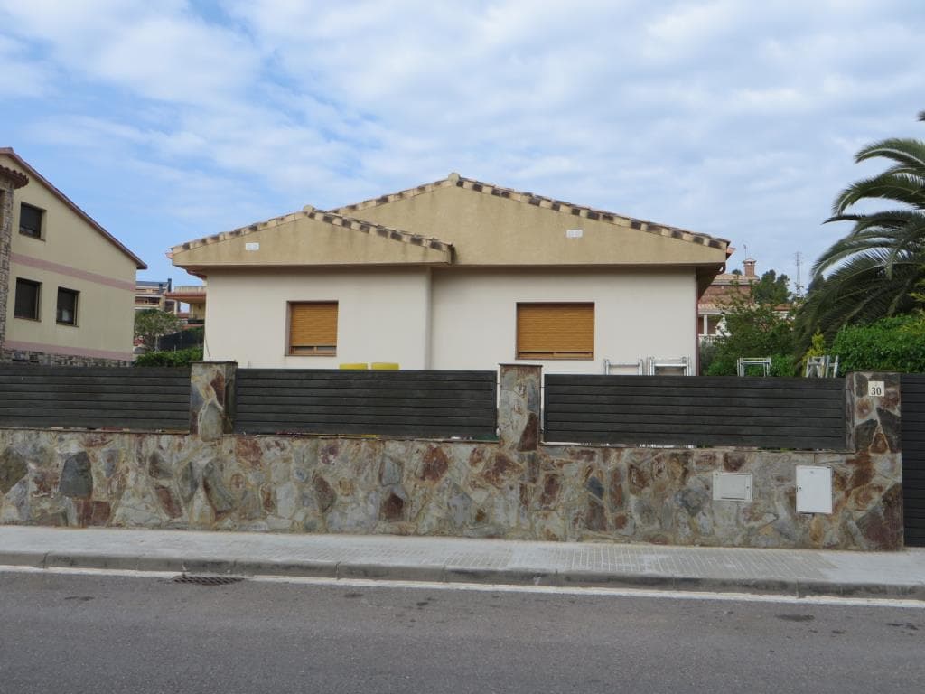 Vivienda unifamiliar aislada, sita en termino de Masquefa, con frente a la calle Xic de l`anye, numero 30; se compone de una sola planta, de superficie construida aproximada 134,66 m2. Con recibidor, comedor-estar, cocina, distribuidor, 4 dormitorios - Imagen 1