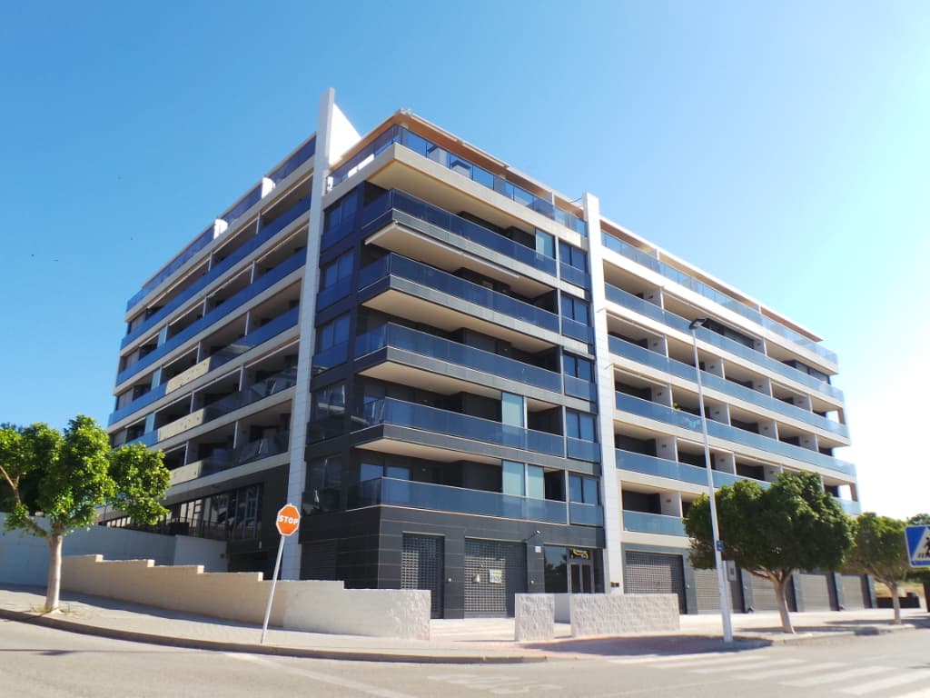 Vivienda situada en Partida Puntes del Moro, número 5, escalera 2, puerta 5, en Villajoyosa (Alicante), con superficie construida de 86,71 m2 y útil de 76,02 m2. Y como anexos: Plaza de aparcamiento número 20, con 26,07 m2, y cuarto trastero número 2 - Imagen 1
