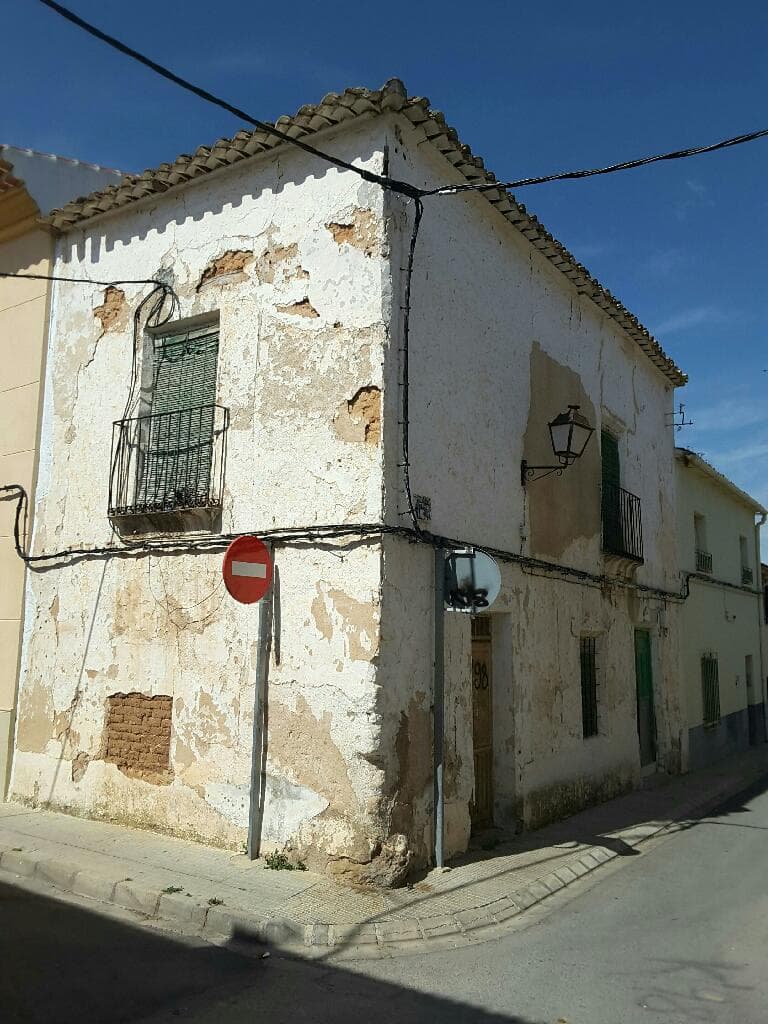 100,00% de Propiedad plena de 100% DEL PLENO DOMINIO. Casa sita en Villalgordo del Júcar, en la calle Carrasca 1, con vuelta a la calle Larga sin número. Consta de dos plantas. Mide 45 m_. Inscrita en el registro de la propiedad de La Roda, número de - Imagen 1