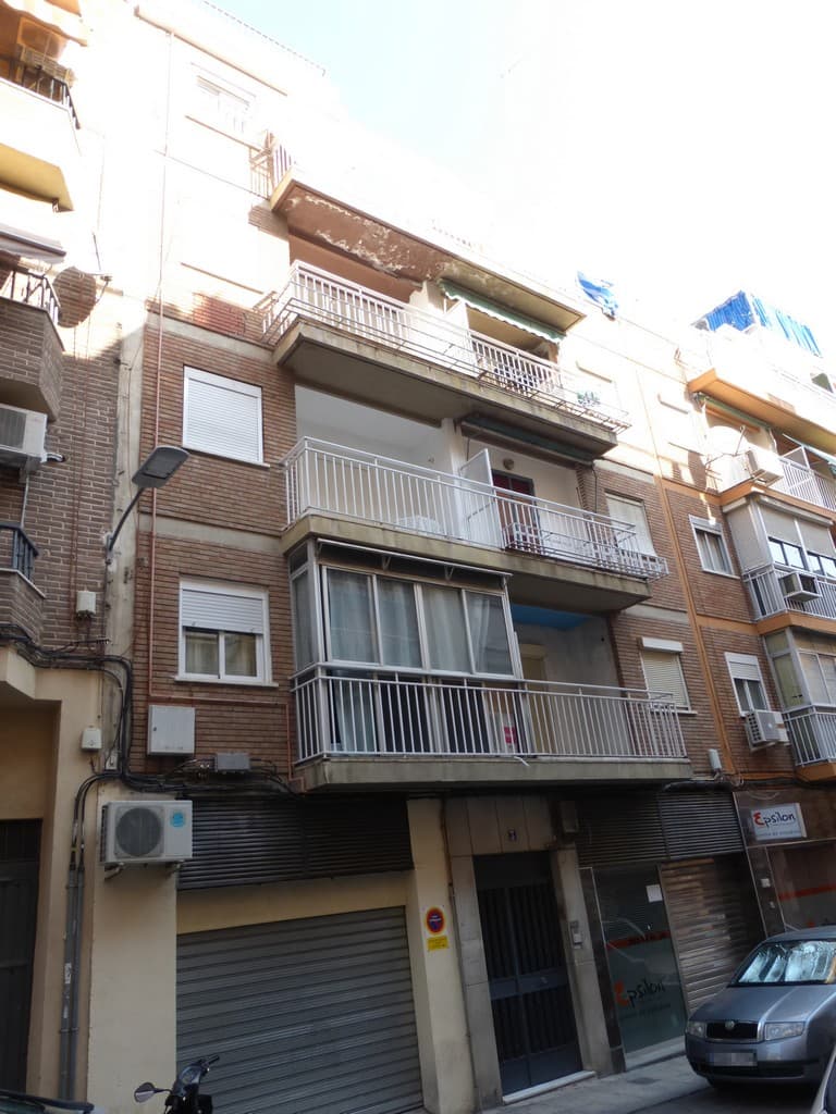 URBANA NÚMERO CUATRO- piso vivienda situado en la planta primera izquierda, de la calle Perpetuo Socorro nº 5 (hoy nº3) de Jaén. Tiene una superficie de ochenta y siete metros cuadrados. Consta de un vestíbulo, pasillo, estar con terraza o solana a l - Imagen 1