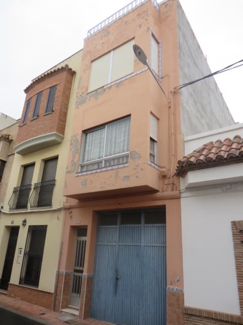 LOTE ÚNICO: DATOS REGISTRALES 50% de la Finca: 3350 de LA VILAVELLA, Registro de la Propiedad NULES 1 CRU: 12015000832785 Urbana: Almacén Número de la Propiedad Horizontal 1. Situada en la VILAVELLA en CALLE CUEVA SANTA con el número 67 y superficie