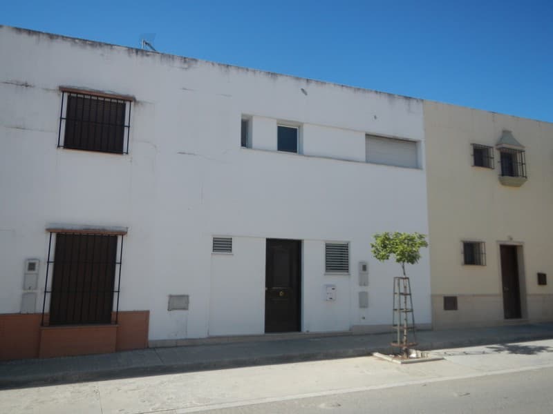 DESCRIPCIÓN: URBANA.- FINCA DE MONTELLANO. VIVIENDA UNIFAMILIAR ADOSADA, compuesta de planta baja y alta, distribuída en vestíbulo de entrada, cocina, aseo, estar-comedor, escalera de acceso a planta primera, trastero y acceso a patio trasero en plan - Imagen 1