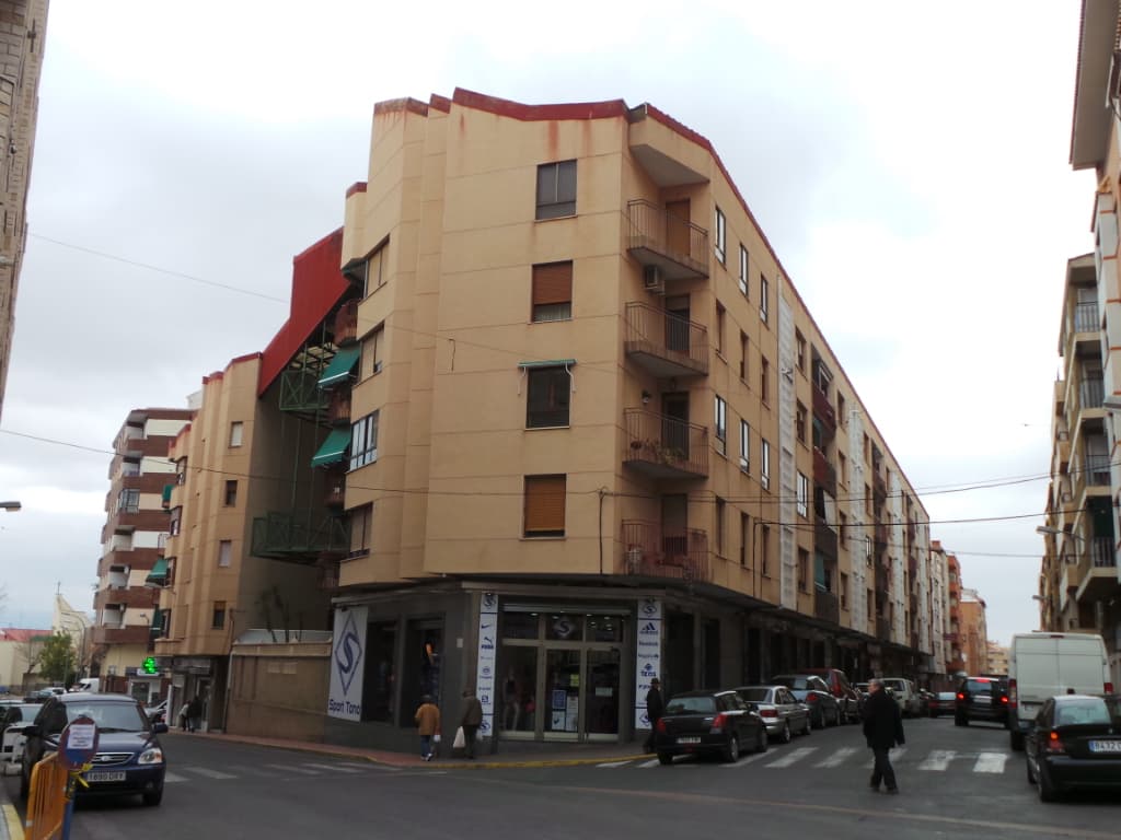 -FINCA REGISTRAL Nº 12.435 - URBANA. VIVIENDA DERECHA, subiendo la ESCALERA PRIMERA del ALA SUR, en la TERCERA PLANTA de altos o cuarta desde tierra del edificio en Ibi, denominada "El Pasaje", con fachadas a calles Médico Antonio Anguiz, número dos, - Imagen 1