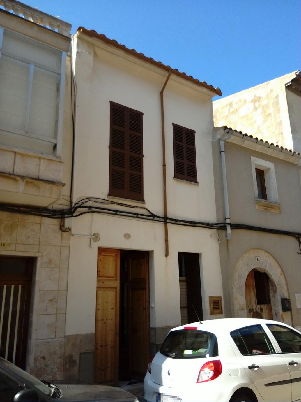 URBANA. Casa y corral, sita en Llucmajor, señalada con el número 14 en la calle Campos. Mide ochenta metros cuadrados. Linda: por la derecha entrando con casa y corral de Miguel Salvá y además con corral de Margarita Ferretjans Coll, por la izquierda - Imagen 1