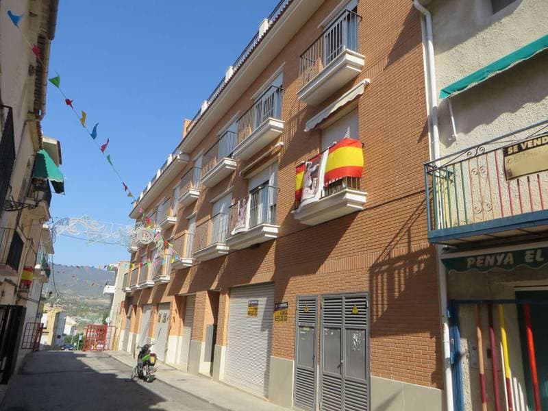 100,00% de Propiedad plena de URBANA.- TRASTERO NÚMERO QUINCE, sito en la planta baja del edificio, y tiene una superficie útil de 8'40 m2 y construida de 9'57 m2. LINDA: Frente, en línea de 2'39 metros, zaguán de acceso a trasteros; Derecha entrando - Imagen 1