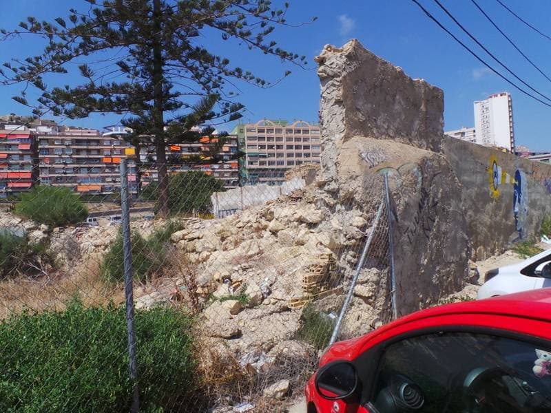 EN CUANTO A UNA SEXTA PARTE DEL PLENO DOMINIO CON CARÁCTER PRIVATIVO.ADQUIRIDA POR HERENCIA, E N ESCRITURA OTORGADA EN BENISSA, DE FECHA 30 DE JUNIO DE 2010, URBANA.- UN TERRENO CON ALGIBE, SU DEPÓSITO Y ENSANCHES, SITO EN LA PARTIDA D EL MATADERO, E - Imagen 1