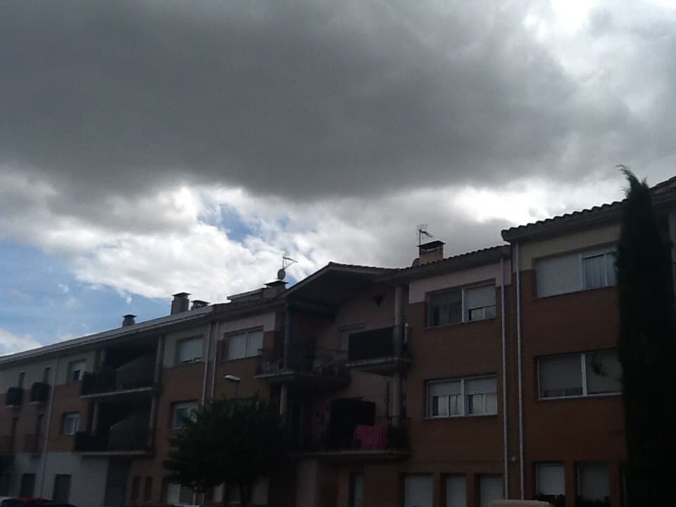 URBANA.- ENTIDAD NUMERO CUATRO.- Plaza de aparcamiento señalada de número cuatro, en la planta semisótano del edificio, sito en PERALADA, calle Avenida de la Constitución, número tres, Fase II. Tiene una superficie útil perimetral de cinco metros de - Imagen 1
