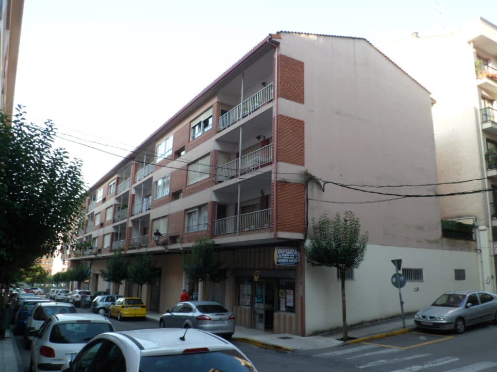 LOTE ÚNICO: FINCA URBANA, que forma parte del edificio sito en RAÑE DE ARRIBA, PONTEAREAS. NÚMERO VEINTISIETE. PISO TERCERO DERECHA del portal dieciséis, situado en la tercera planta. Tiene una superficie construida de ciento veintiuno con cinco metr - Imagen 1