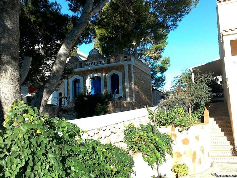 Urbana.-Una porción de terreno con una pequeña casa de recreo, sin número y solamente de una planta, situada en el término municipal de Ciudadela, camino de Santandria, y en un sendero que da a la playa de Gorrías. Mide veinte metros de largo por die - Imagen 1
