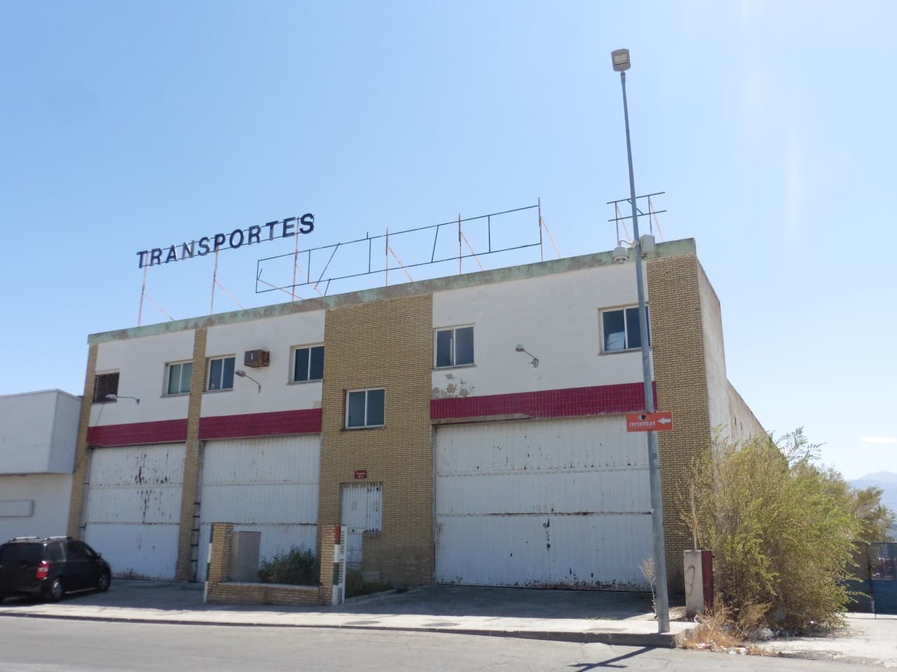 DESCRIPCION: Nave industrial señalada con el número 2 de la calle Villatorres, del Polígono Industrial “Los Olivares” de Jaén.