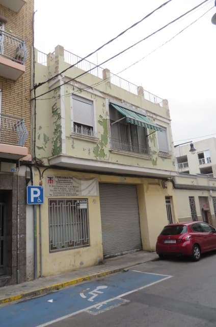 dentificación de la finca: Sita en XIRIVELLA, CALLE San Vicente 8. Consta de planta baja destinada a usos industriales y de un piso alto habitable con escalera independiente situada a la derecha mirando a la fachada, esta distribuida en 3 dormitorios - Imagen 1