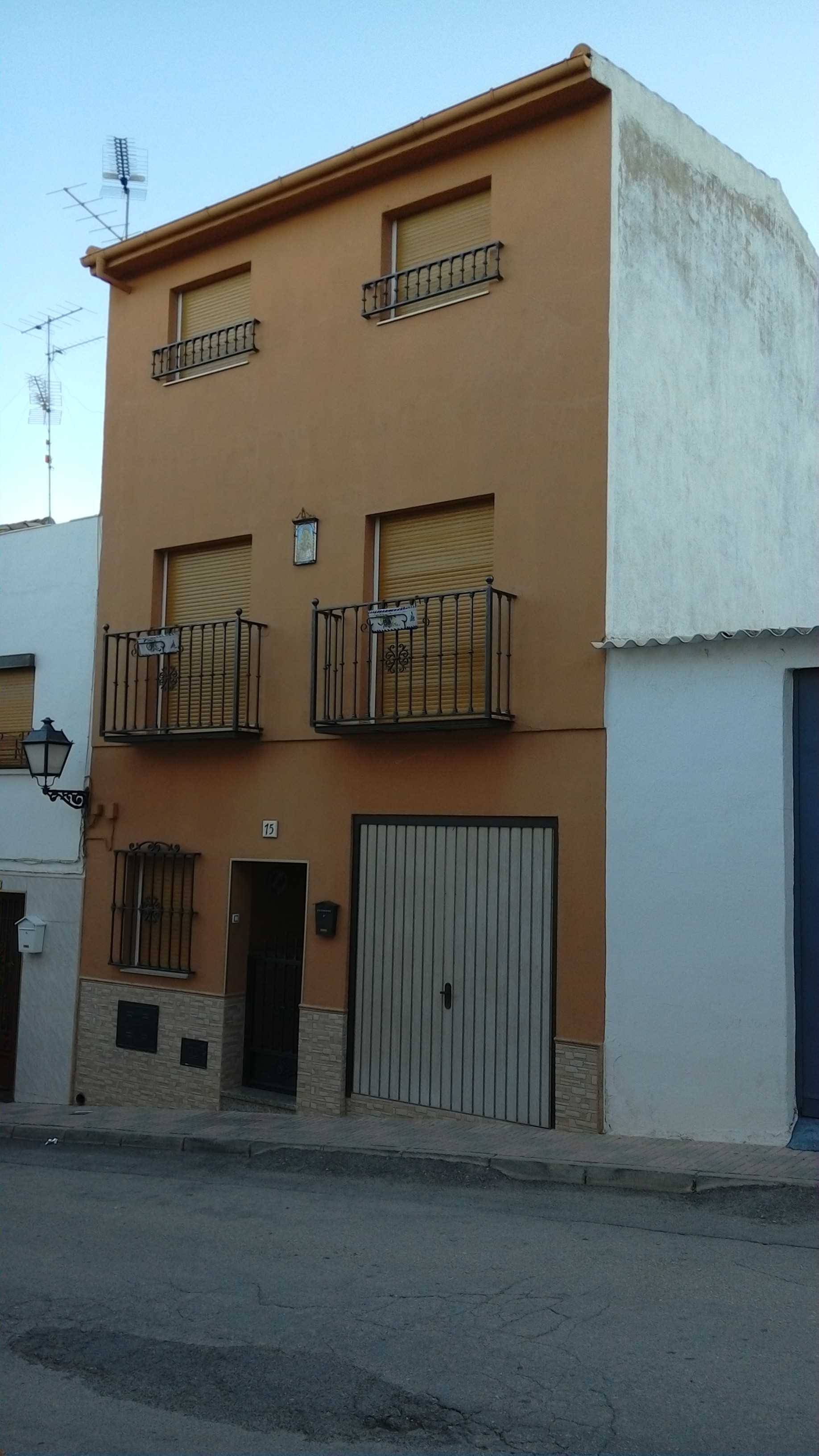 FINCA URBANA: Nº 14946 Es vivienda habitual. URBANA. CASA marcada con el número trece de la calle San Pablo, de Torredelcampo. Tiene una superficie de terreno de cien metros cuadrados. Construida en mil novecientos setenta y tres, en muy mal estado d - Imagen 1
