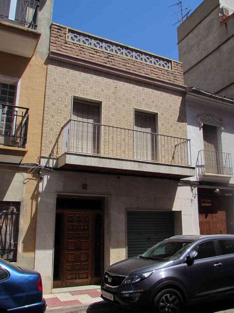 CASA DE HABITACIÓN SITUADA EN ALGEMESI, CALLE JOVELLANOS 8, COMPUESTA DE PLANTA BAJA CON VARIAS DEPENDENCIAS, CORRAL, CUADRA, PAJAR Y PISO ALTO DESTINADO A GRANERO. FINCA REGISTRAL 10.747